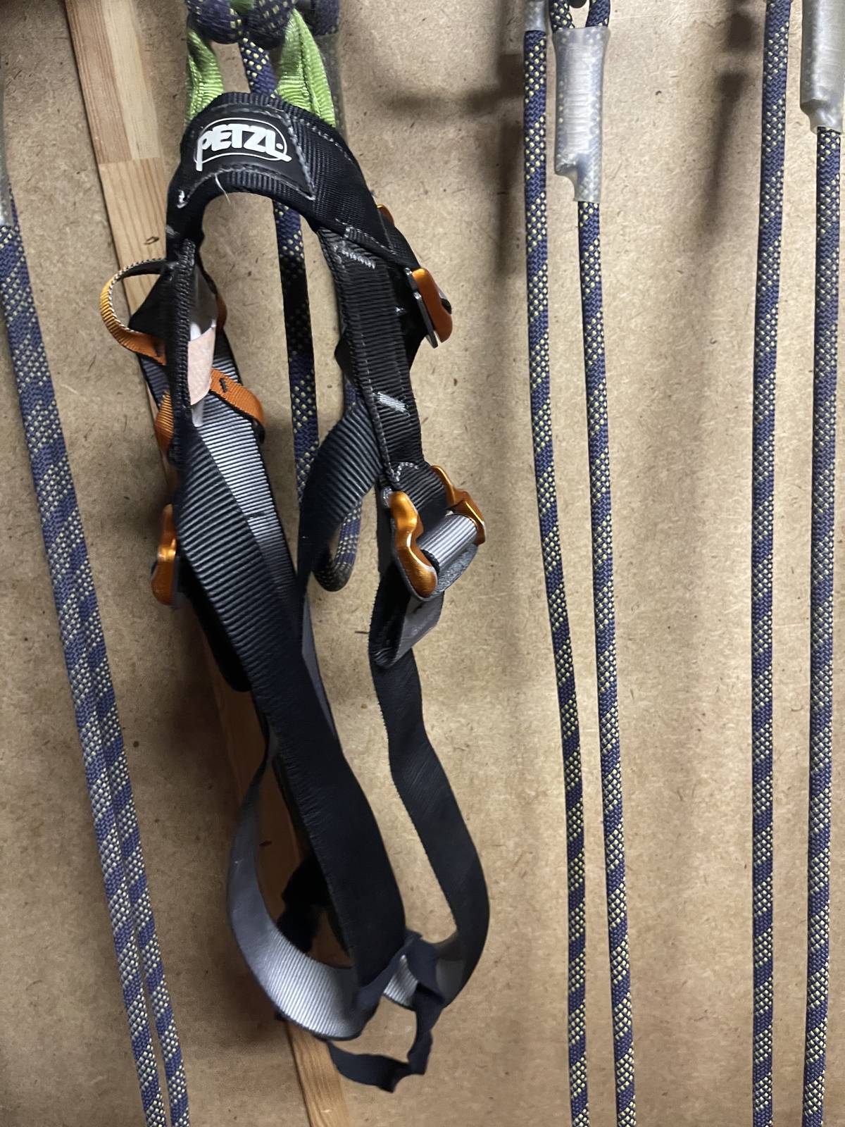 Страховочное снаряжение Petzl для верёвочного парка